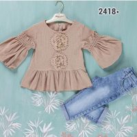 Le 2418-Ensemble 2 pièces présente un haut rose à manches longues orné de fleurs avec des manches cloche à volants et un jean bleu, présenté sur un cintre sur un fond floral vert avec "2418" dans le coin.