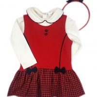 Le 5374-Ensemble Pull et Robe est une robe rouge et blanche à manches longues pour fille, avec un col Peter Pan, des boutons noirs, des nœuds à la taille, une jupe à carreaux rouges et noirs, et un bandeau assorti.