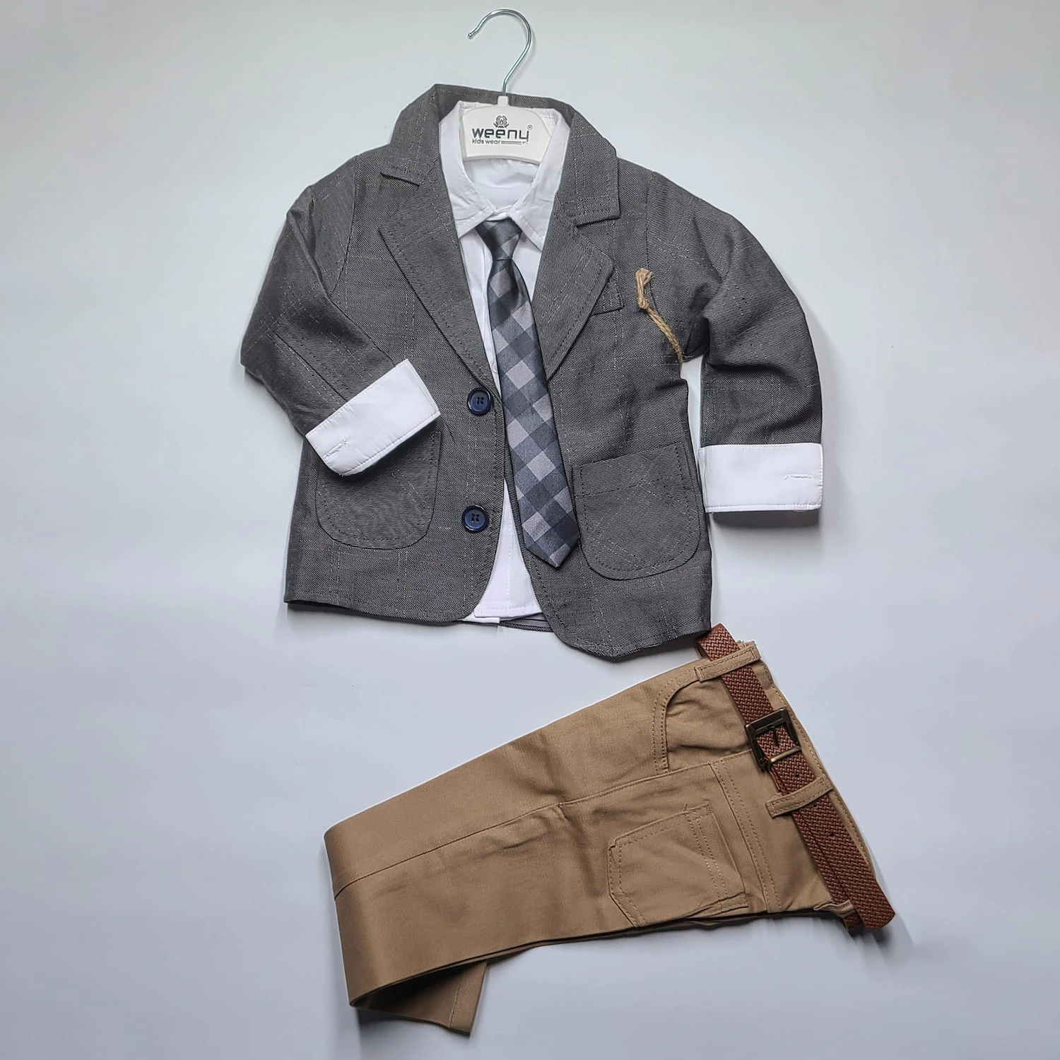 Le 1384-Costume bébé est composé d'un élégant blazer gris, d'une chemise blanche, d'une cravate à carreaux, d'un pantalon beige et d'une ceinture marron, le tout disposé à plat pour un look bébé formel.