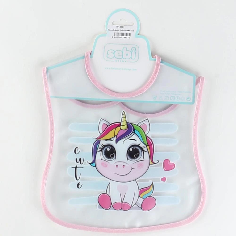 Le 8807R-Bavoir bébé plastifié est un bavoir translucide avec une bordure rose, représentant une licorne de dessin animé avec une crinière arc-en-ciel, de grands yeux et une corne dorée, à côté du mot "mignon" et d'un cœur rose. L'emballage porte la marque sebi.
