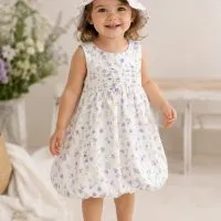 Robe bébé fleurie blanche et mauve avec chapeau assorti