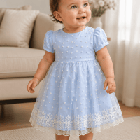 Robe bébé bleu clair à manches courtes avec motifs en relief