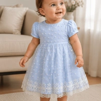 Robe bébé bleu clair à manches courtes avec motifs en relief