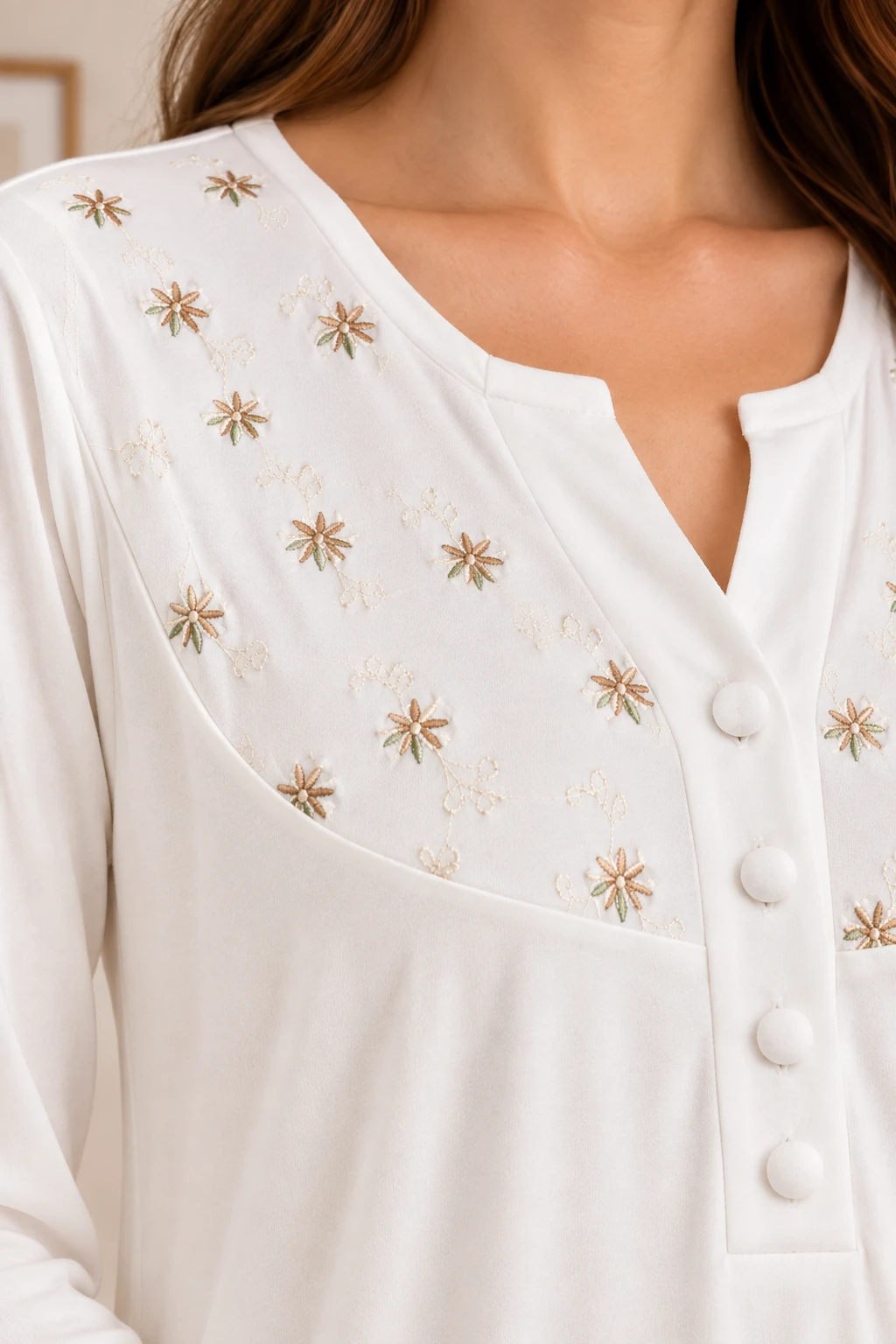 Robe de grossesse blanche fleurie à manches longues