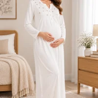 Robe de grossesse blanche fleurie à manches longues